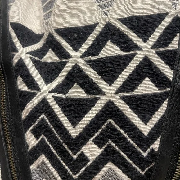 🔺SOLD🔺American Eagle Outfitters Black and White Graphic Tote casual chic - Picture 2 of 9